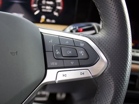 Used 2025 Volkswagen Tiguan SEL R-Line image 16