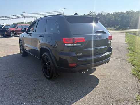 Used 2019 Jeep Grand Cherokee Laredo AWD/4WD image 3