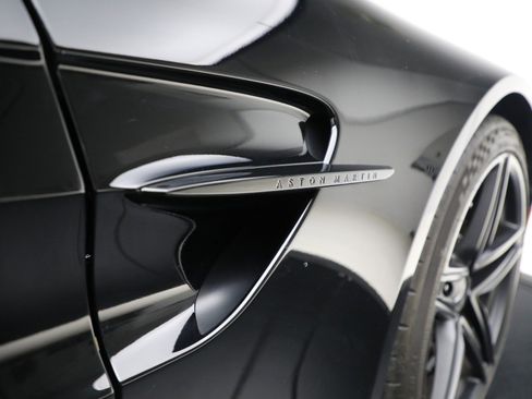 Used 2025 Aston Martin V8 Vantage Coupe image 28