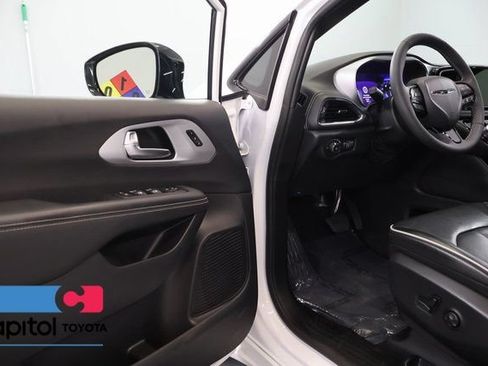 Used 2025 Chrysler Pacifica Limited FWD image 8