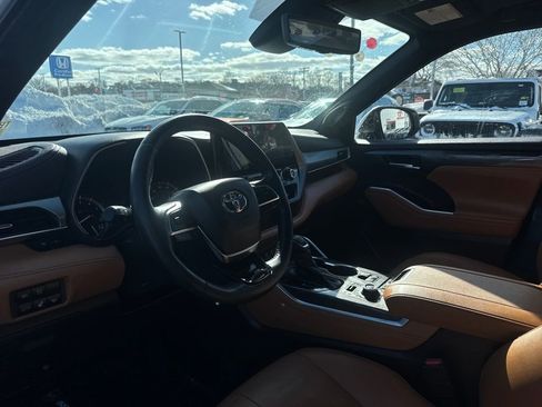 Used 2021 Toyota Highlander Platinum image 16