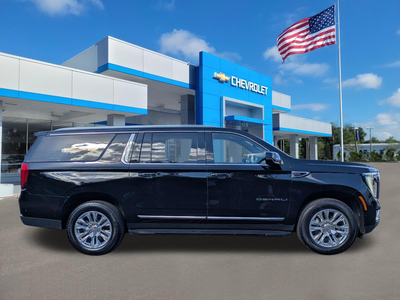 Used 2025 GMC Yukon XL Denali AWD/4WD image 2
