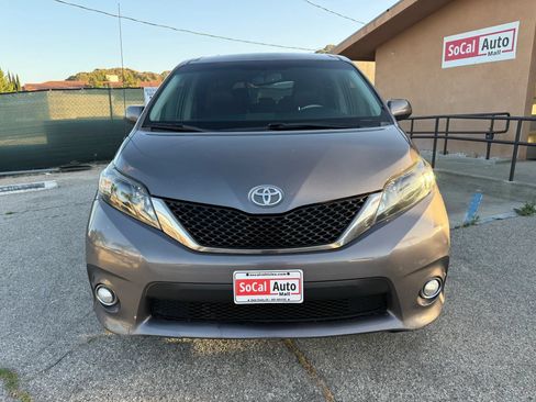 Used 2014 Toyota Sienna SE FWD image 8