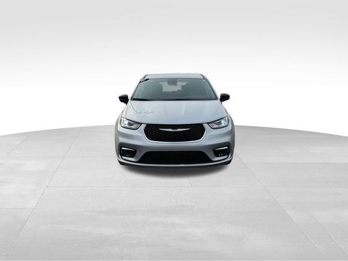 Used 2024 Chrysler Pacifica Touring-L image 2