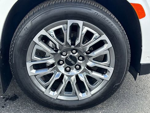 Used 2023 GMC Yukon Denali Ultimate AWD/4WD image 9