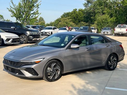 Used 2025 Hyundai Elantra Limited FWD image 5
