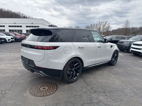 Used 2025 Land Rover Range Rover Sport SE AWD/4WD image 3