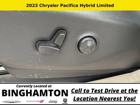 Used 2023 Chrysler Pacifica Limited FWD image 8