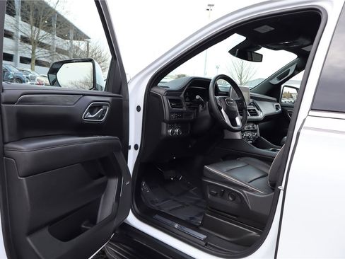 Used 2023 GMC Yukon XL SLT image 12