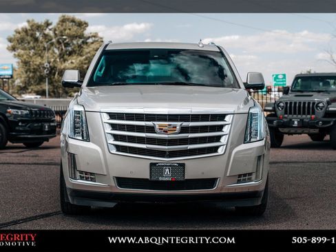 Used 2016 Cadillac Escalade Luxury AWD/4WD image 2