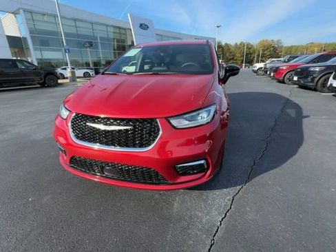 Used 2025 Chrysler Pacifica Select image 3