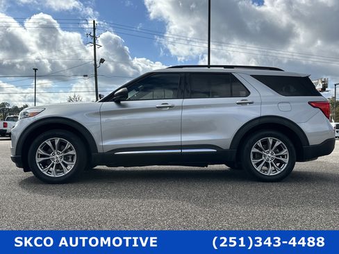 Used 2022 Ford Explorer XLT w/ Equipment Group 202A image 2