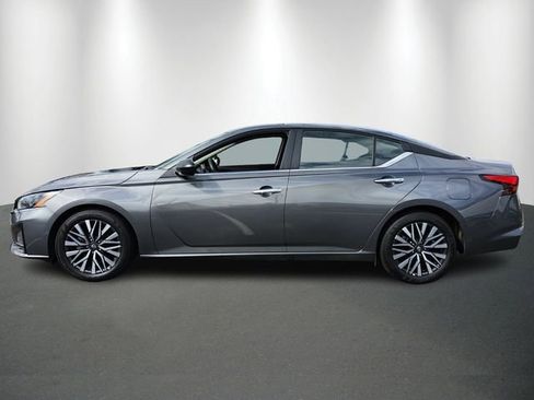Used 2025 Nissan Altima 2.5 SV FWD image 2