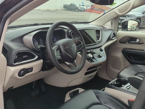 Used 2024 Chrysler Pacifica Touring-L FWD image 13