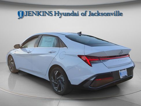 New 2025 Hyundai Elantra SEL image 3