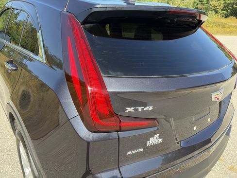 Used 2022 Cadillac XT4 Luxury w/ Cold Weather Package AWD/4WD image 11
