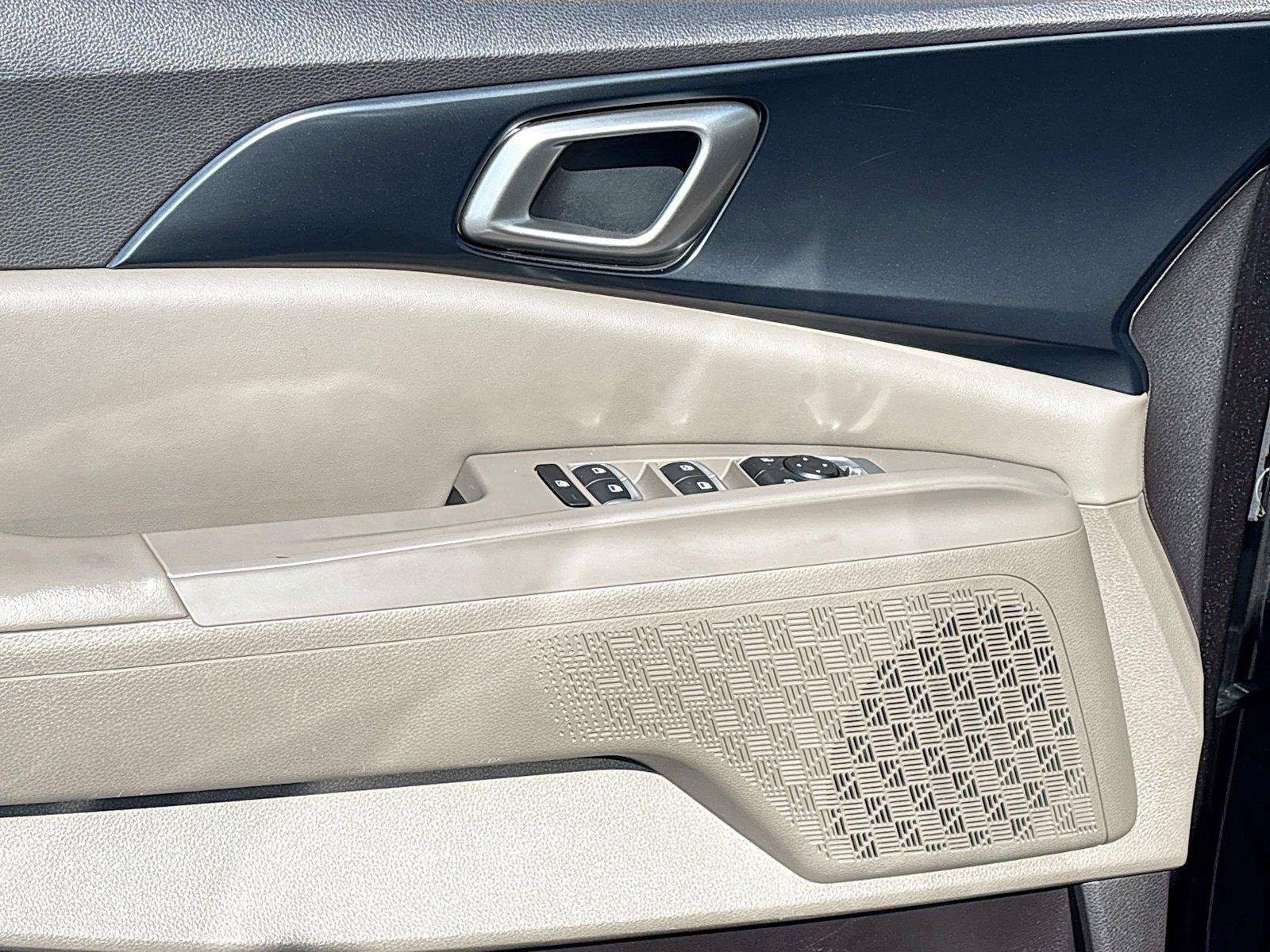 Used 2025 Kia Carnival FWD image 18