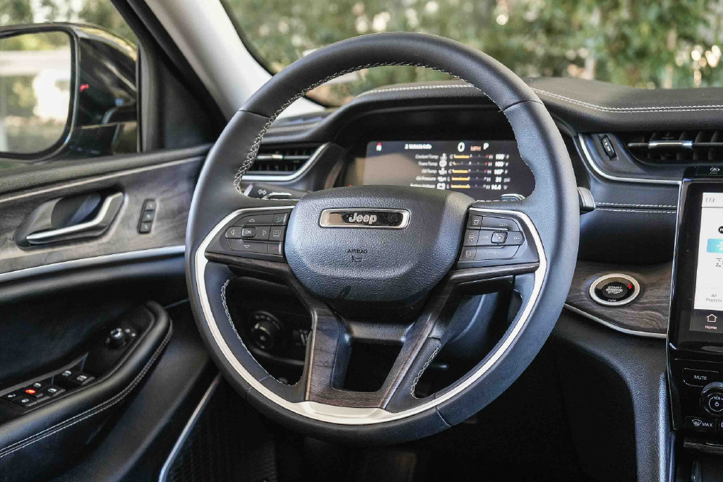 Used 2023 Jeep Grand Cherokee Limited w/ MOPAR Finishing Package RWD image 15
