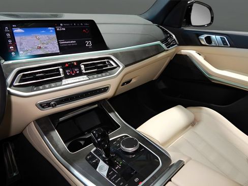 Used 2022 BMW X5 xDrive40i w/ M Sport Package AWD/4WD image 18