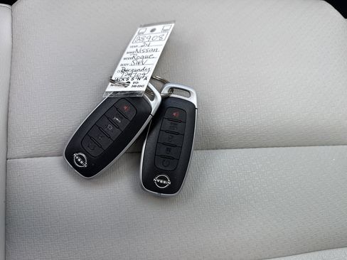 Used 2024 Nissan Rogue SV w/ SV Premium Package image 21