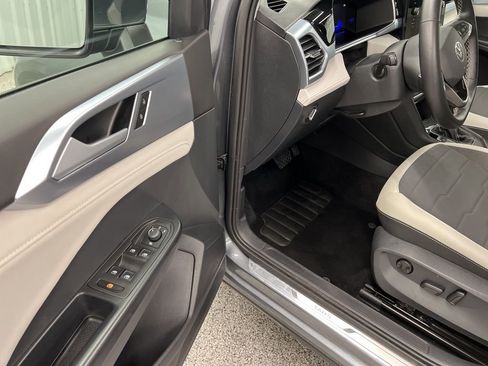 Used 2025 Volkswagen Taos SE image 17