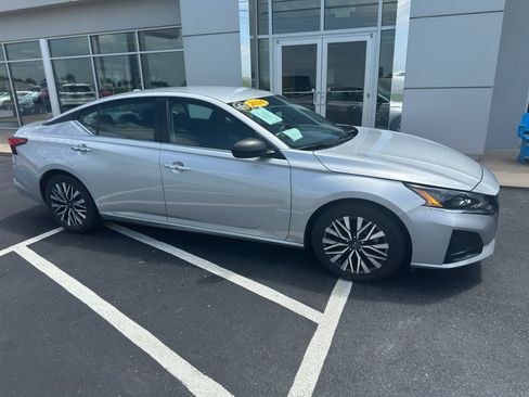 Used 2024 Nissan Altima 2.5 SV FWD image 1
