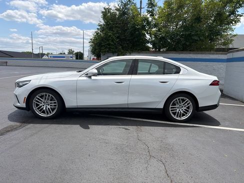 Used 2024 BMW 530i xDrive AWD/4WD image 2