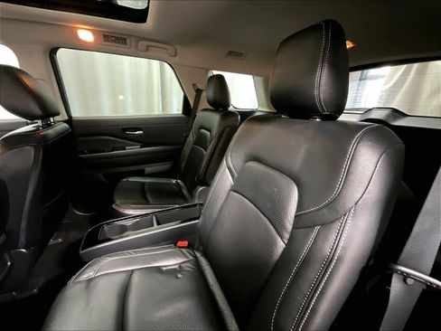 Used 2022 Nissan Pathfinder SV w/ SV Premium Package image 15