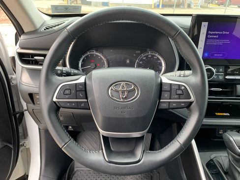 Used 2024 Toyota Highlander XLE image 30