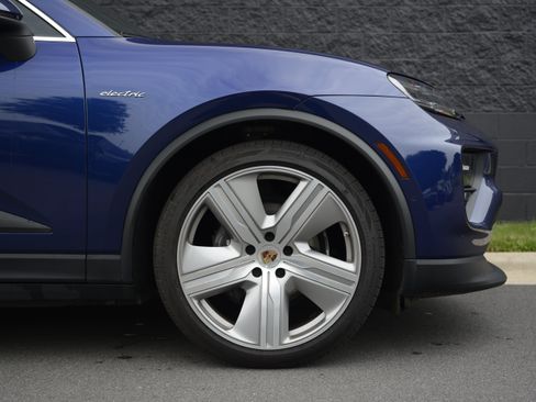 Used 2024 Porsche Macan 4 Electric AWD/4WD image 42