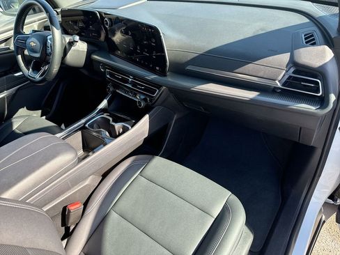 Used 2025 Chevrolet Traverse LT image 29