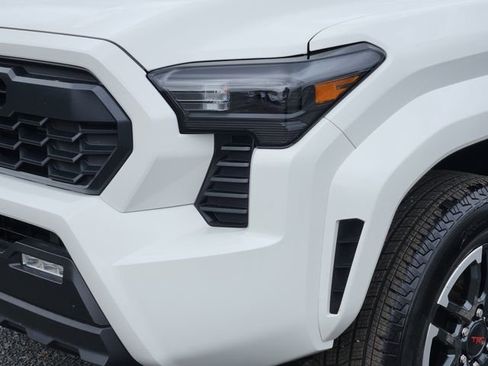 Certified 2025 Toyota Tacoma TRD Sport AWD/4WD image 8
