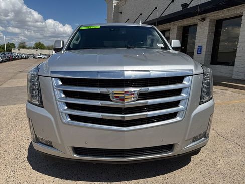 Used 2015 Cadillac Escalade Luxury image 2