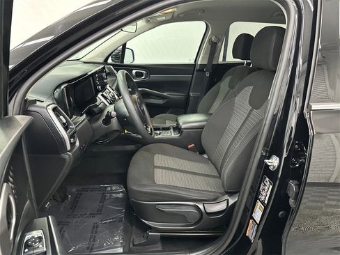 Used 2023 Kia Sorento LX image 9