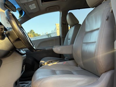 Used 2015 Toyota Sienna XLE image 9