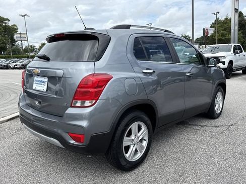 Used 2019 Chevrolet Trax LT w/ LT Convenience Package FWD image 3