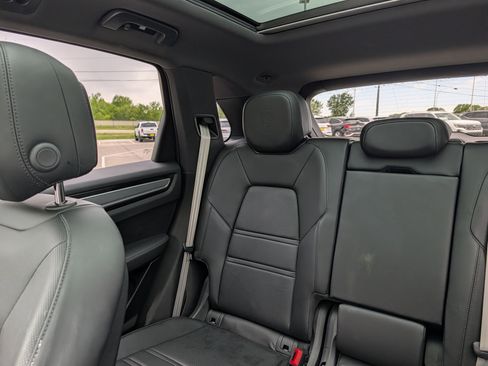 Used 2022 Porsche Cayenne AWD/4WD image 12