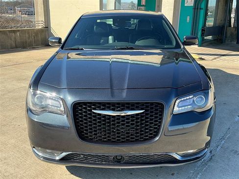 Used 2018 Chrysler 300 S w/ 300S Premium Group image 10