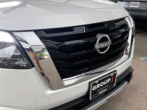 Certified 2025 Nissan Pathfinder SL image 29