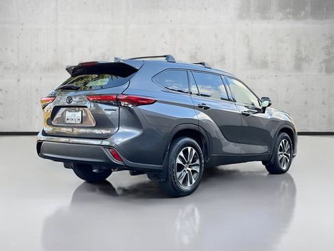Used 2022 Toyota Highlander XLE image 7