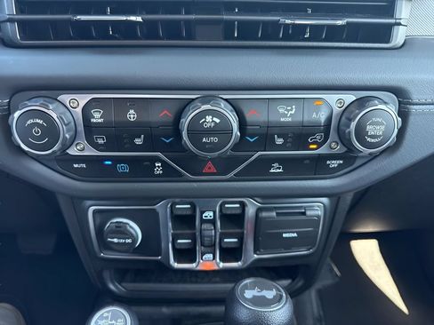 Used 2025 Jeep Wrangler Unlimited Sahara AWD/4WD image 21