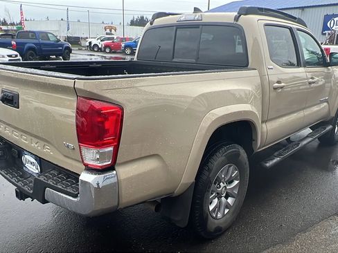 Used 2016 Toyota Tacoma SR5 w/ SR5 Appearance Package (SN) AWD/4WD image 8