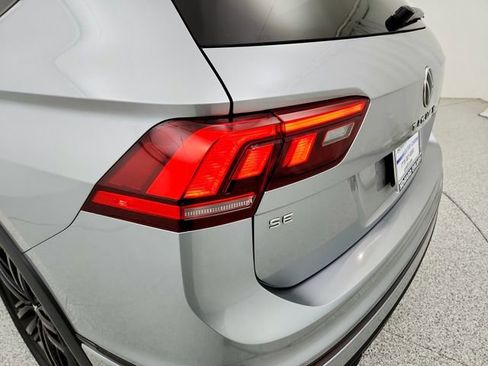 Used 2022 Volkswagen Tiguan SE R-Line image 28