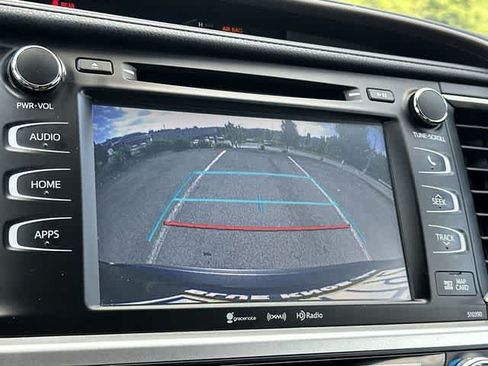 Used 2019 Toyota Highlander XLE AWD/4WD image 14