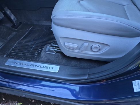 Used 2023 Toyota Highlander L image 13