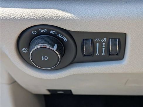 Used 2021 Chrysler Pacifica Touring-L w/ Premium & Safety Sphere Group FWD image 15