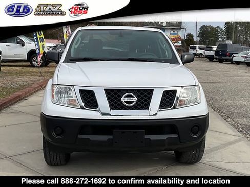 Used 2011 Nissan Frontier SV image 2
