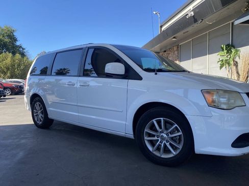 Used 2014 Dodge Grand Caravan SXT FWD image 12