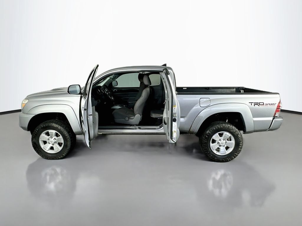 Used 2015 Toyota Tacoma 4x4 Access Cab V6 w/ TRD Sport Package image 22