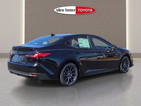Used 2025 Toyota Camry SE w/ Convenience Package FWD image 6